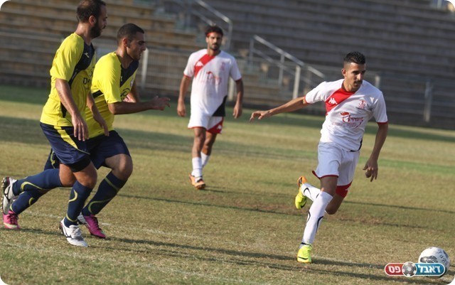 הקשר שאולי אמזלג חולף על פני הגנת באקה (צילום: שלומי גבאי)